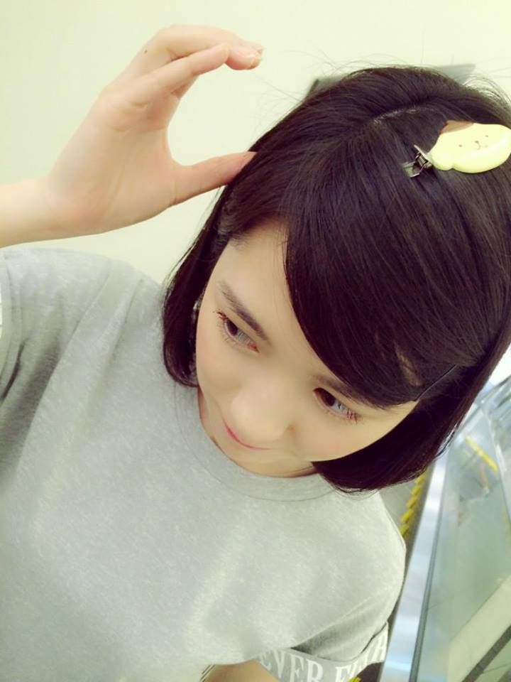 Mayu dành rất nhiều thời gian để chỉnh tóc mái